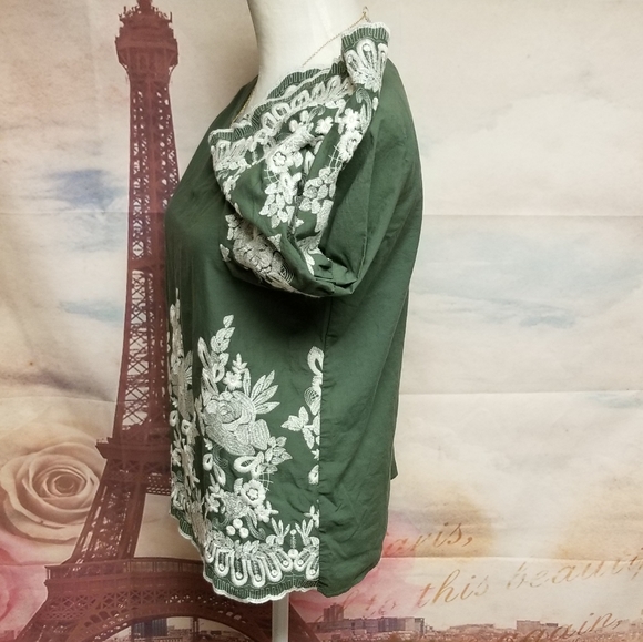 ⭐️ Cupio embroidered top - Picture 2 of 7